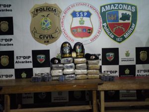 Imagem da notícia - Policiais militares detêm jovem que transportava drogas em embarcação