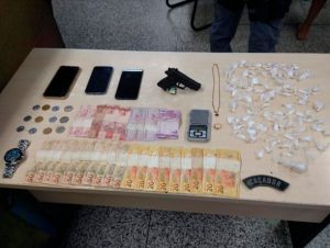 Imagem da notícia - PM prende homem e apreende adolescentes com drogas e simulacro