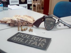 Imagem da notícia - Policiais militares detêm dupla após assalto a uma agência bancária