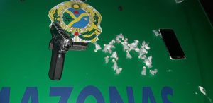 Imagem da notícia - Policiais militares apreendem adolescente com drogas e simulacro