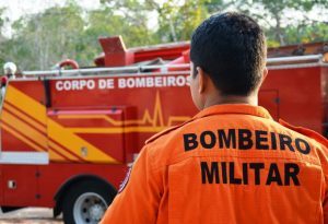 Imagem da notícia - Bombeiros militares salvam duas pessoas durante incêndio
