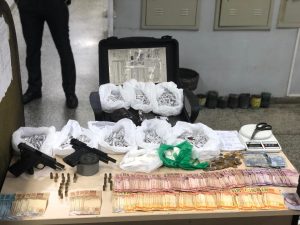 Imagem da notícia - CPA Oeste detém três homens com drogas e armas na Compensa