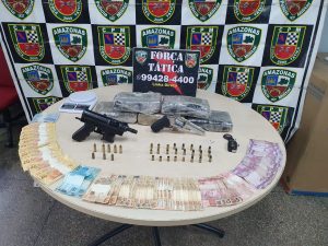 Imagem da notícia - PM prende 13 pessoas e apreende mais de R$ 2 mil, armas e drogas