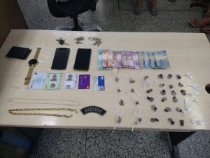 Imagem da notícia - PM detém homem e apreende dois adolescentes em posse de drogas e joias