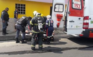 Imagem da notícia - PMs resgatam homem em residência atingida por princípio de incêndio