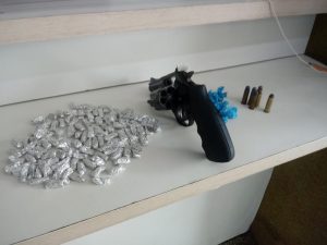 Imagem da notícia - 24ª Cicom detêm casal com arma de fogo e entorpecentes no Centro