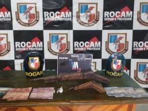 Imagem da notícia - Rocam prende homem e apreende adolescente com armas e drogas