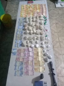 Imagem da notícia - PM detém dois homens com drogas e simulacro de arma de fogo