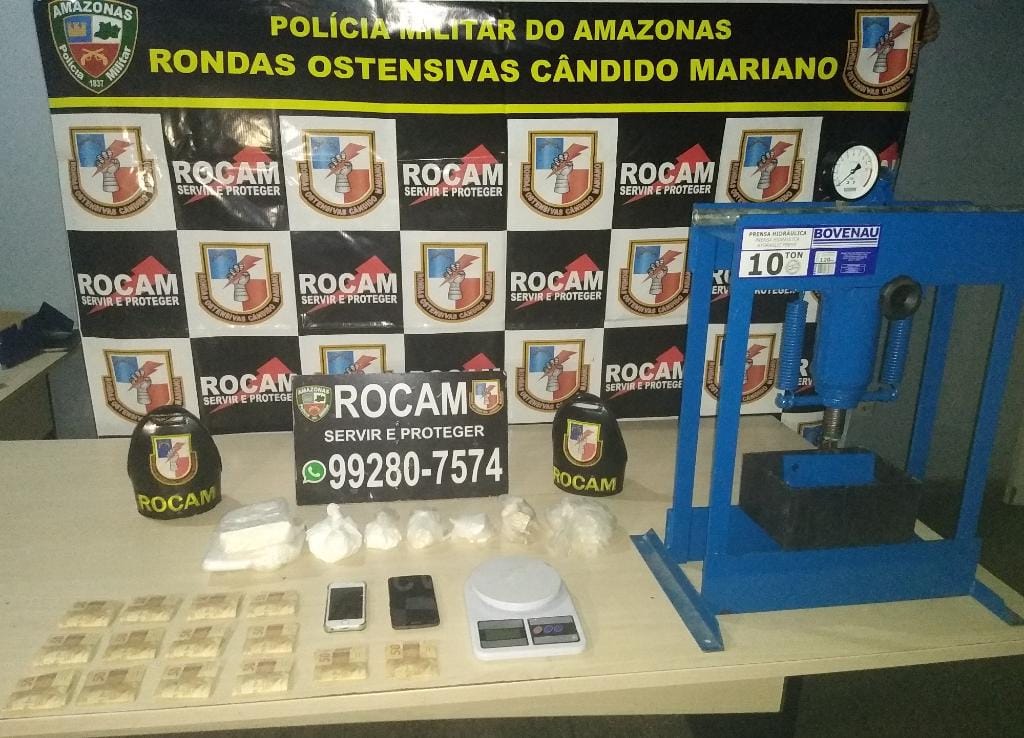 Dois homens 42 e 29 anos de idades foram flagrados portando drogas e dinheiro.