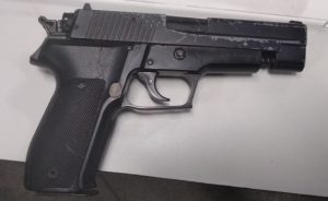 Imagem da notícia - 2ª Cicom detém dupla após roubo em parada de ônibus na zona sul