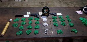 Imagem da notícia - PM detêm três um homem e duas mulheres por tráfico de drogas