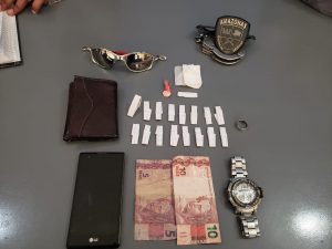 Imagem da notícia - PM prende homem e apreende adolescente com drogas