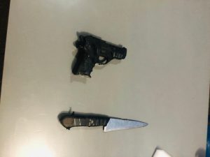 Imagem da notícia - Policiais militares detêm jovem com simulacro de arma de fogo e faca