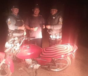 Imagem da notícia - Em Manacapuru, policiais militares do 9º BPM recuperam motocicleta tomada em assalto