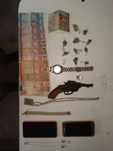 Imagem da notícia - No município de Alvarães, PM detém homem em posse de armas e drogas