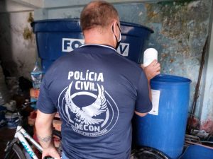 Imagem da notícia - Decon deflagra operação e fecha empresa que fabricava produtos impróprios para uso doméstico