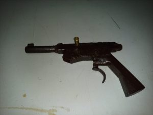 Imagem da notícia - Policiais militares apreendem jovem que portava arma de fogo em Juruá