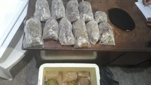 Imagem da notícia - PMs apreendem drogas em garrafas com polpa de açaí em Tefé