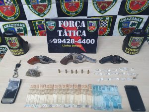 Imagem da notícia - Três adultos são detidos pela PM e adolescente é apreendido com armas e dinheiro