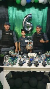 Imagem da notícia - Policiais participam de festa de aniversário de criança de 6 anos, fã da PM