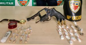 Imagem da notícia - Homem é detido com arma de fogo e entorpecentes na zona Oeste