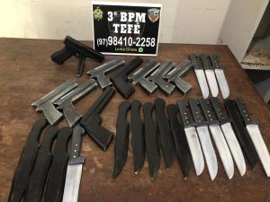 Imagem da notícia - 3º BPM detém homem com simulacros de arma de fogo e armas brancas