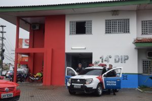 Imagem da notícia - Homem com passagens pela polícia é preso em flagrante por roubo a ônibus