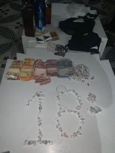 Imagem da notícia - Policiais da 18ª Cicom detêm dupla em posse de entorpecentes