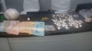 Imagem da notícia - PMs da 26ª Cicom detêm homens com drogas no Monte das Oliveiras