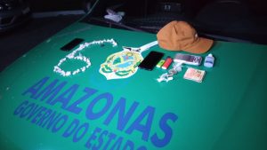 Imagem da notícia - Policiais militares prendem jovem com drogas na zona norte