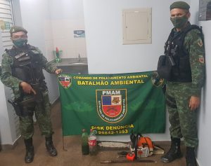 Imagem da notícia - Policiamento Ambiental prende homem serrando árvores na AM-010