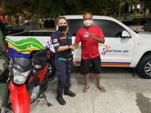 Imagem da notícia - Detran recupera moto roubada e prendem assaltante durante blitz