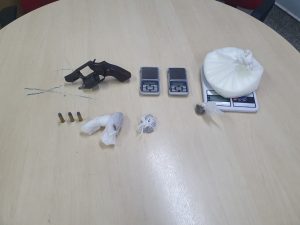 Imagem da notícia - Após denúncia anônima, polícia apreende arma de fogo na Compensa