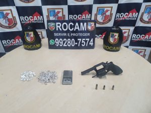 Imagem da notícia - Rocam detém jovem de 18 anos em posse de arma de fogo e drogas