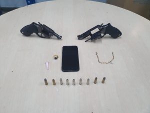 Imagem da notícia - Dupla suspeita de assaltos é presa com armas de fogo na zona leste