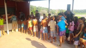 Imagem da notícia - Policiais militares distribuem brindes a crianças na zona leste