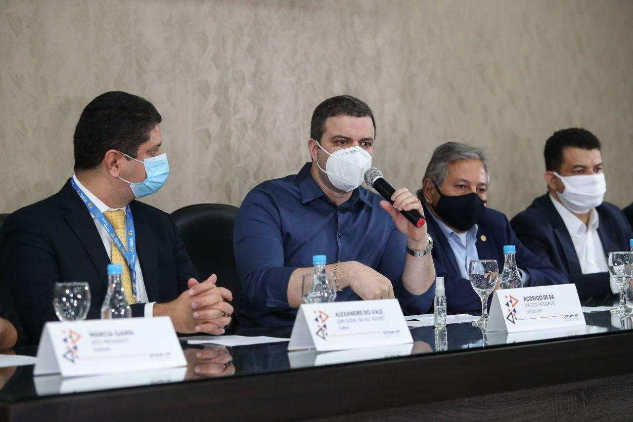 A mudança mais aguardada pelos usuários foi a chegada de novos bancos para o pagamento das taxas do Detran. FOTOS: Herick Pereira/Secom e Divulgação/Detran