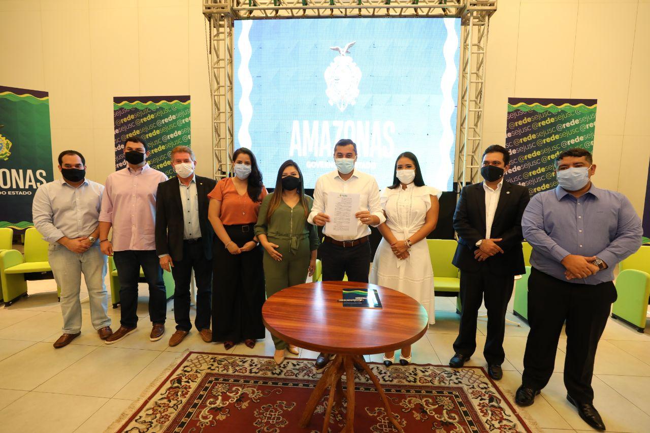 Foram entregues 26 carteiras de identificação e oito troféus “Amigo das Pessoas com Deficiência” a autoridades e instituições.