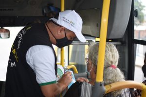 Imagem da notícia - Governo do AM orienta população idosa em terminais rodoviários