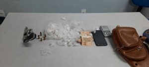 Imagem da notícia - PM prende homem e apreende adolescente envolvidos com o tráfico