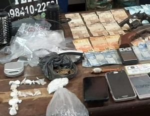 Imagem da notícia - PM detém trio por porte ilegal de arma de fogo, tráfico de drogas e roubo