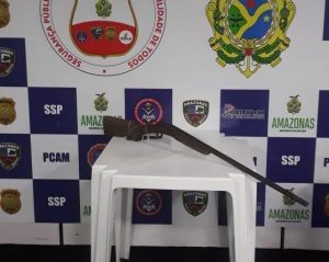Imagem da notícia - Policiais prendem homem por posse de arma de fogo e ameaça, em Coari