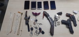 Imagem da notícia - PM prende grupo por roubo a lanchonete e recupera pertences das vítimas