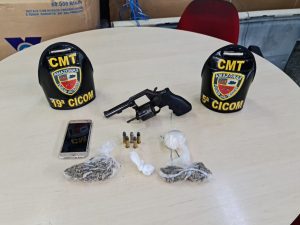 Imagem da notícia - PM detém homem por posse ilegal de arma de fogo e tráfico de drogas