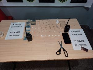 Imagem da notícia - Um jovem foi preso e um adolescente apreendido com drogas pela PM