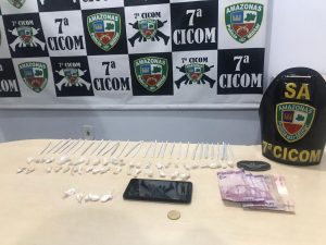 Imagem da notícia - 7ª Cicom apreendem adolescente com drogas na zona sul