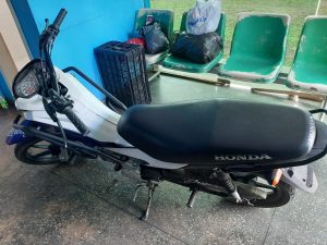 Imagem da notícia - Policiais detêm homem tentando passar drogas na Delegacia de Borba