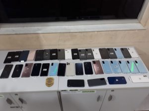 Imagem da notícia - Polícias Civis prendem dupla por furto e recuperam aparelhos celulares