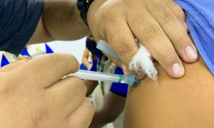 Imagem da notícia - Servidores da SSP-AM recebem vacinas contra sarampo e febre amarela