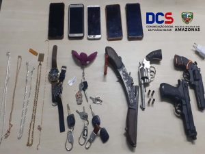 Imagem da notícia - PM prende 12 pessoas e apreende 1,3 mil porções de entorpecentes